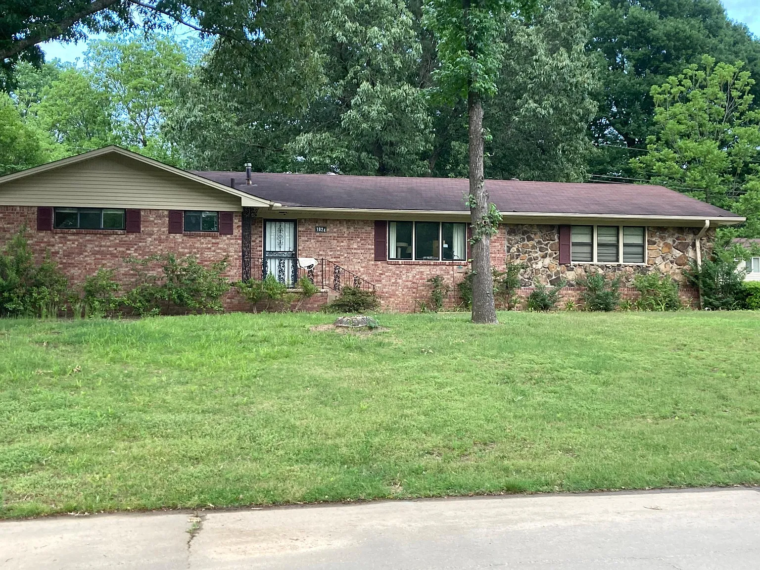 1824 Crestview St — Photo 1