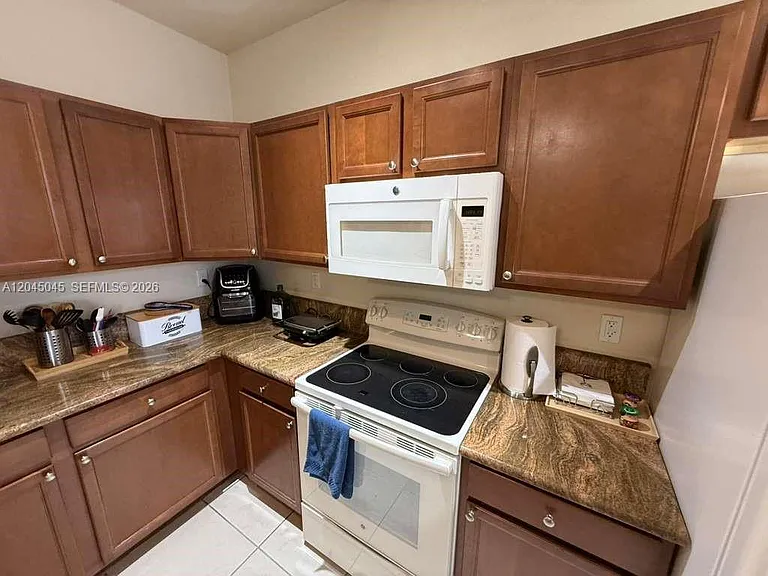 9572 SW 169th Pl #MAIN HOUSE — Photo 2
