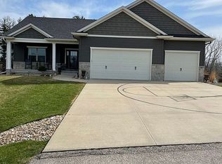 1391 Lakewoods Dr NE, Swisher, IA 52338