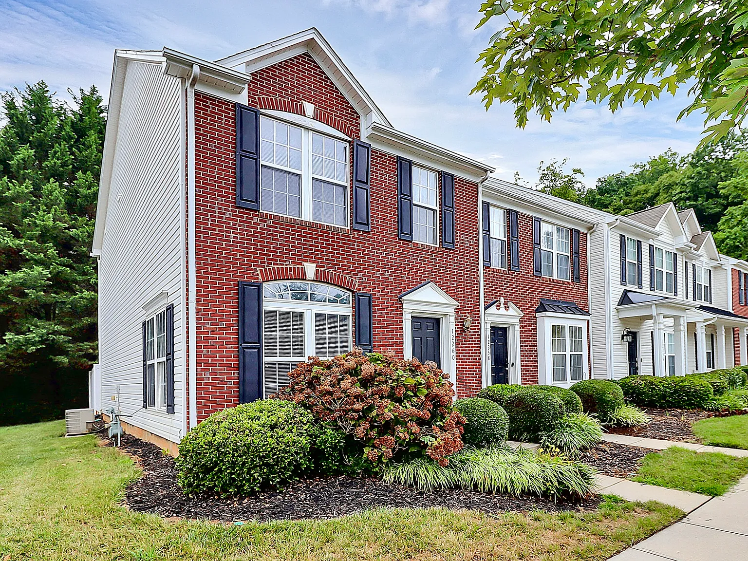 2 bed, 2.5 bath, 1440 sqft, $1,725 — Photo 2