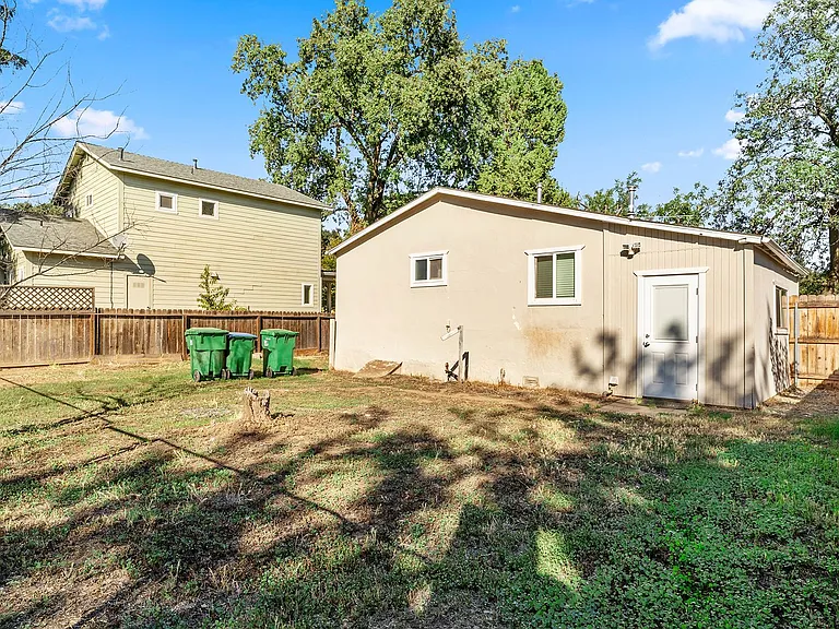 1206 Guill St — Photo 15