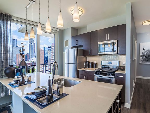 2nd image of 909 N Orleans St #910