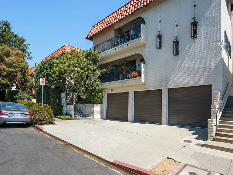 1324 Barry Ave #8 — Photo 7
