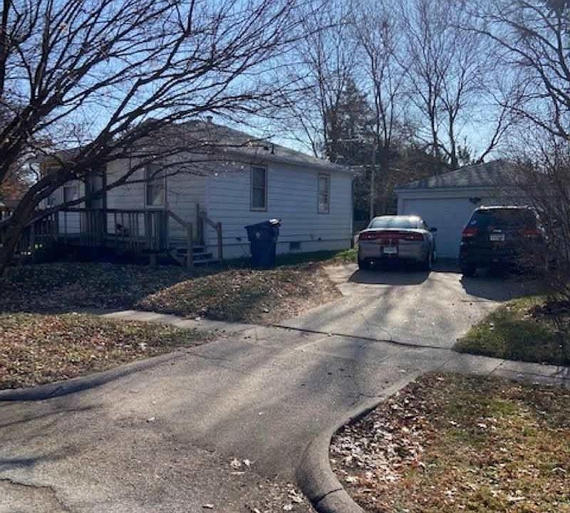 2nd image of 931 W 11th St