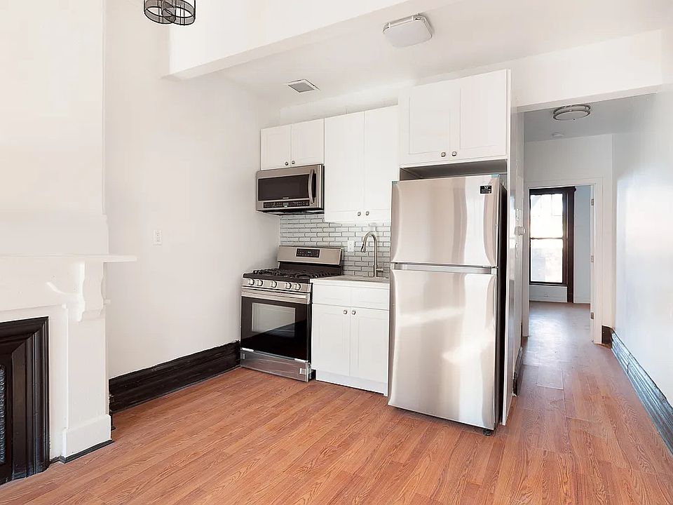 2nd image of 1581 Pacific St #1