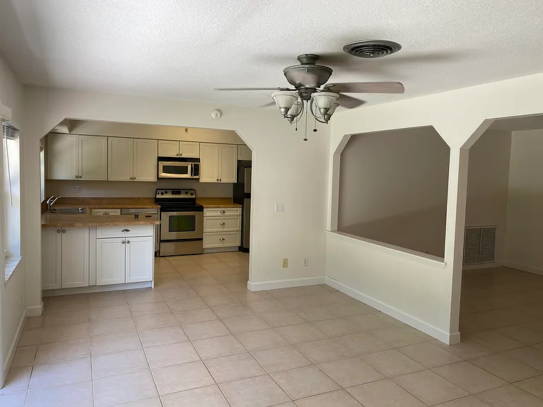 956 Tulip Ln — Photo 13