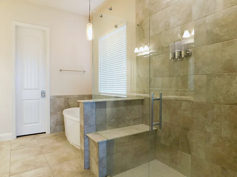 1704 Serra Dr — Photo 17