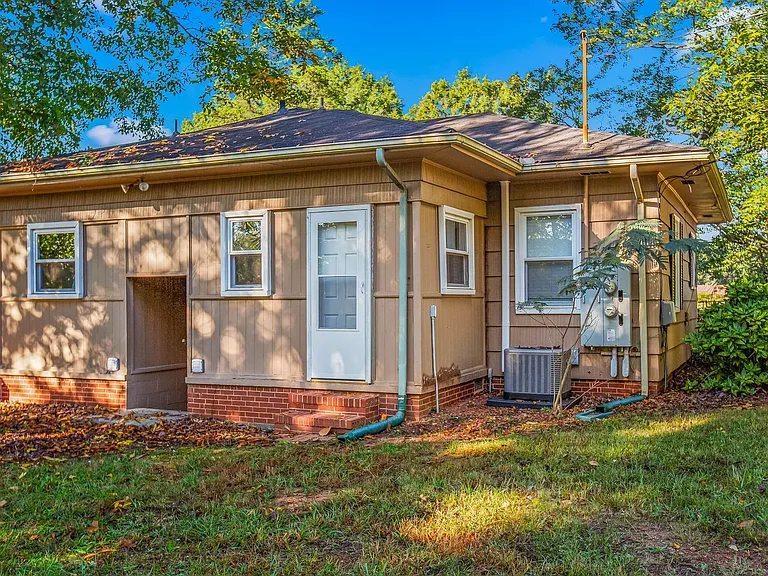 5038 Pinewood Dr — Photo 1