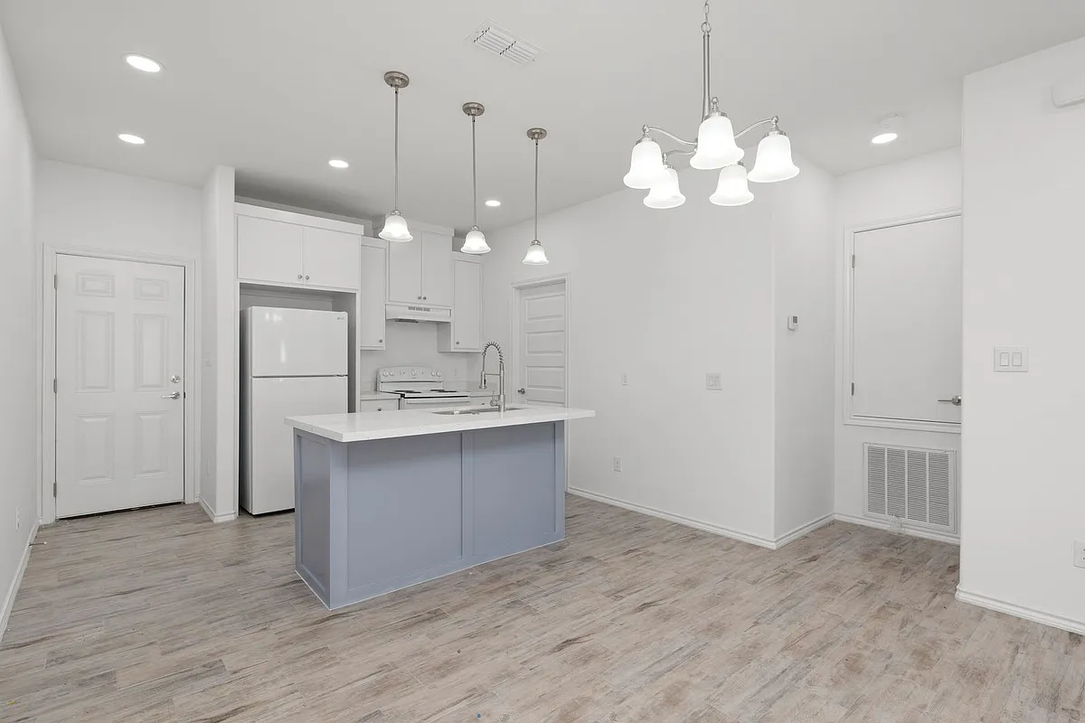 Building Photo - 2715 Maria Dr