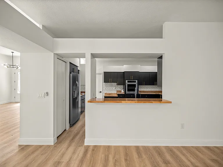 315 E Reehill St — Photo 6
