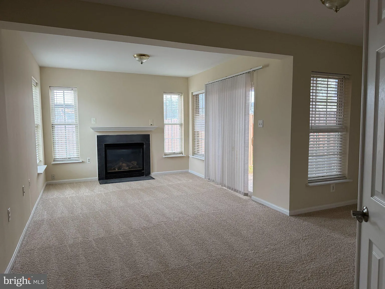 3 bed, 2.5 bath, 1664 sqft, $2,800 — Photo 2