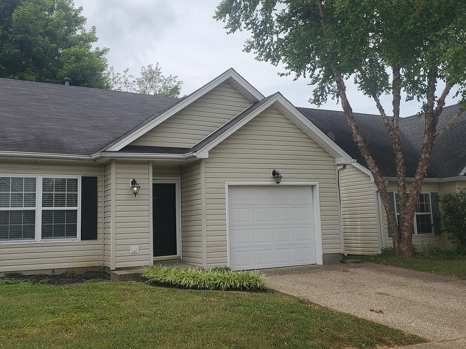 3 bed, 1376 sqft, $1,895 — Photo 1