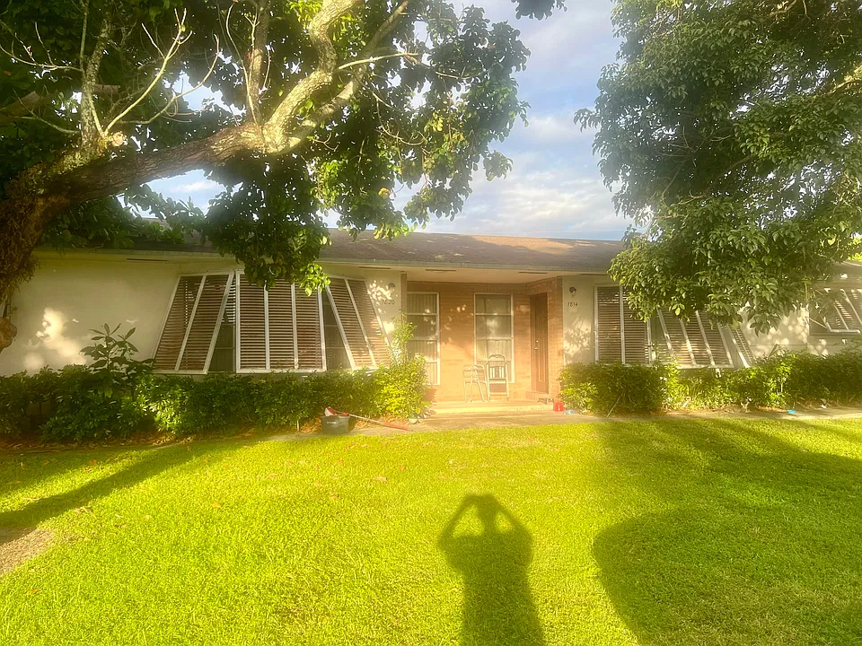 1820 SW 96th Ter