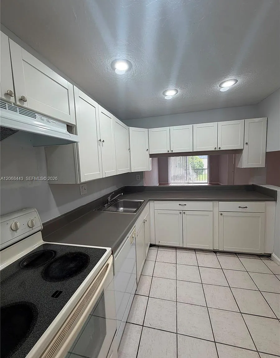Versailles Gardens Condo — Photo 1