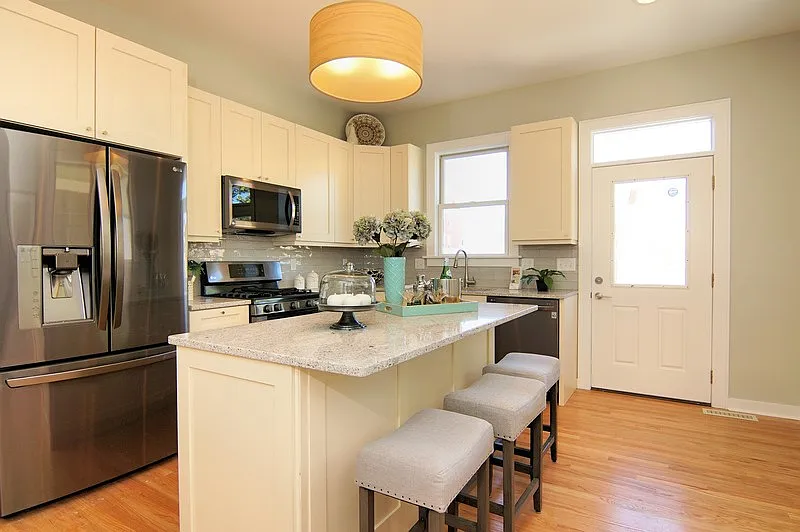 3 bed, 2.5 bath, 1646 sqft, $2,400 — Photo 1