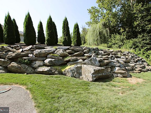 5th image of 37 Chamberlain Ln