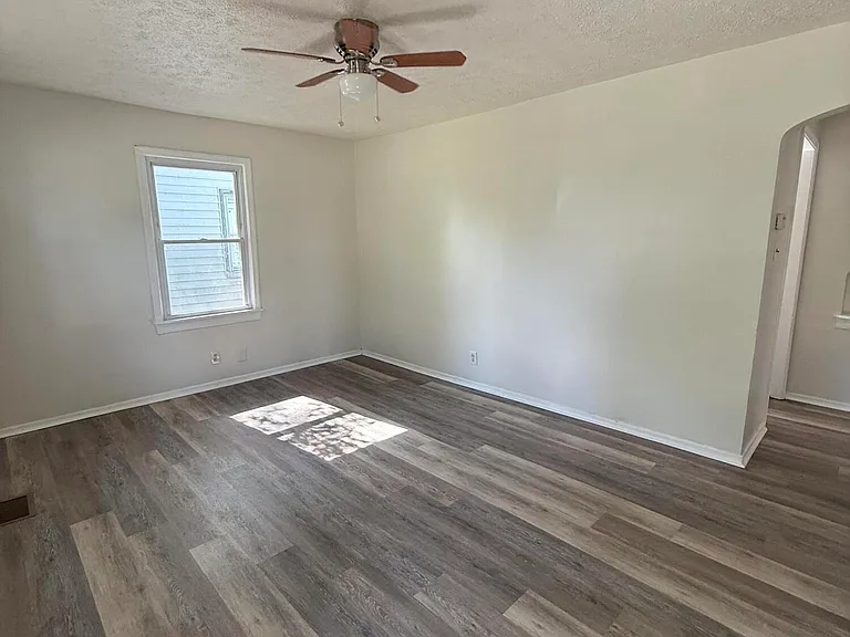 1637 Thornberry Ave — Photo 2