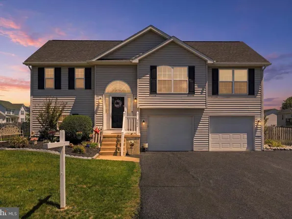 302 Dickenson Dr, Inwood, WV 25428
