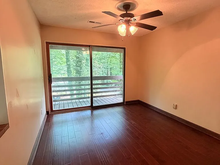 1323 Hickory Ln — Photo 18