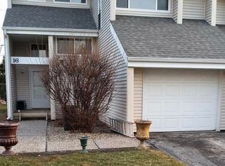 16 Coventry Ln, Muscatine, IA 52761