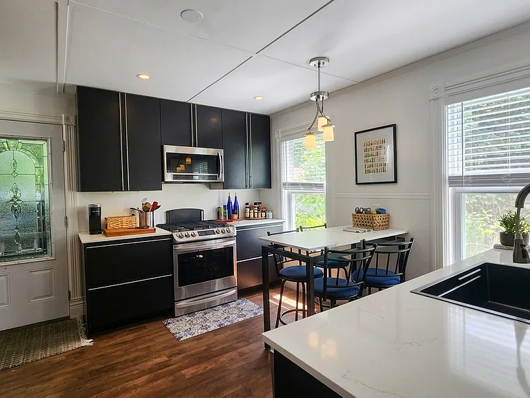 18 Russell St #1 — Photo 3