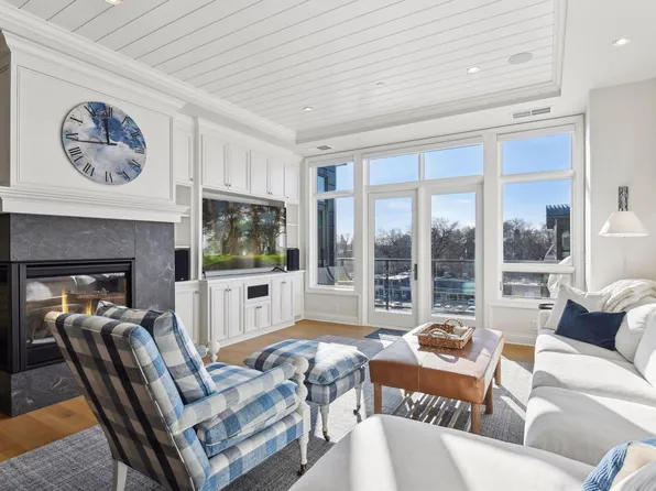 875 Lake St N APT 404, Wayzata, MN 55391