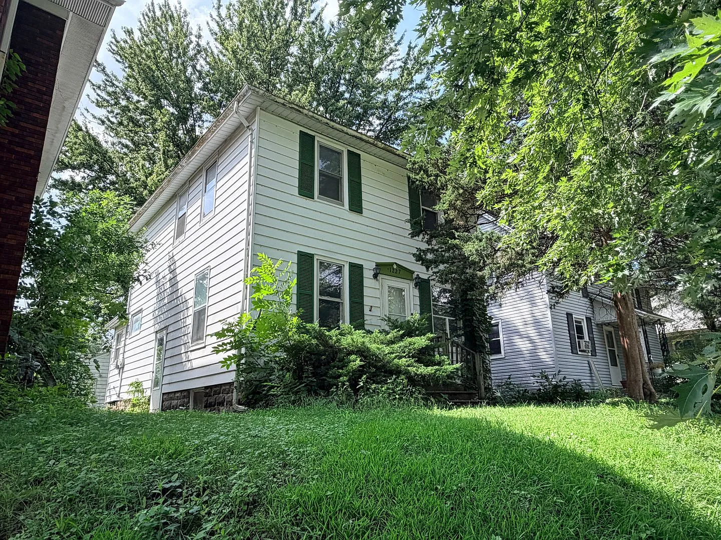 Come check out this spacious 3-bedroom, 1-bathroom home in Moline! — Photo 1