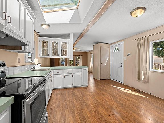 2nd image of 2179 Stadacona Dr