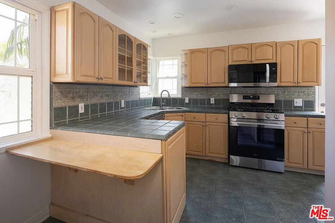 2 bed, 1.0 bath, 959 sqft, $3,950 — Photo 2