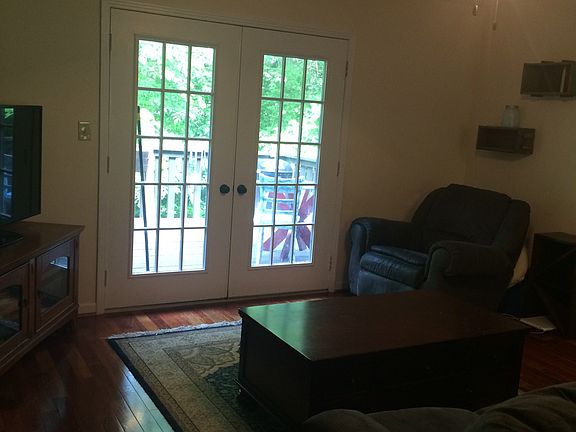 4th image of 415 Warren Cir