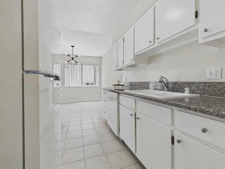 115 Doheny Apartments — Photo 41