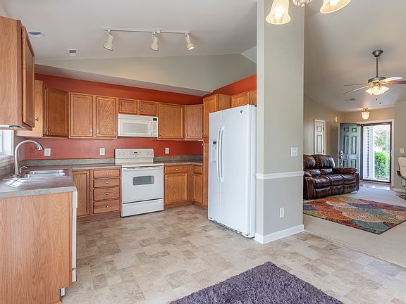 5th image of 208 Cypress Ct