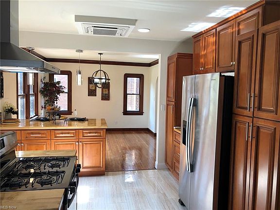 5th image of 3672 Rockport Ave