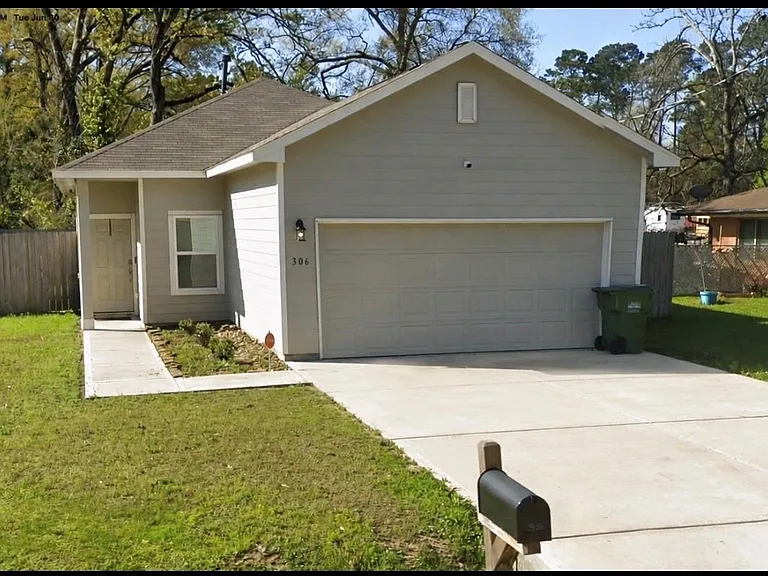 306 Helen St — Photo 1