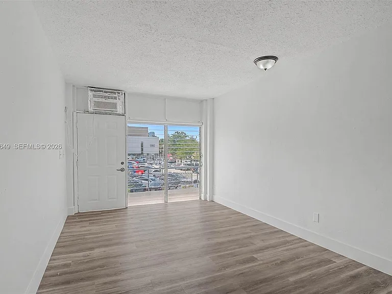 1685 Jefferson Ave #15 — Photo 3