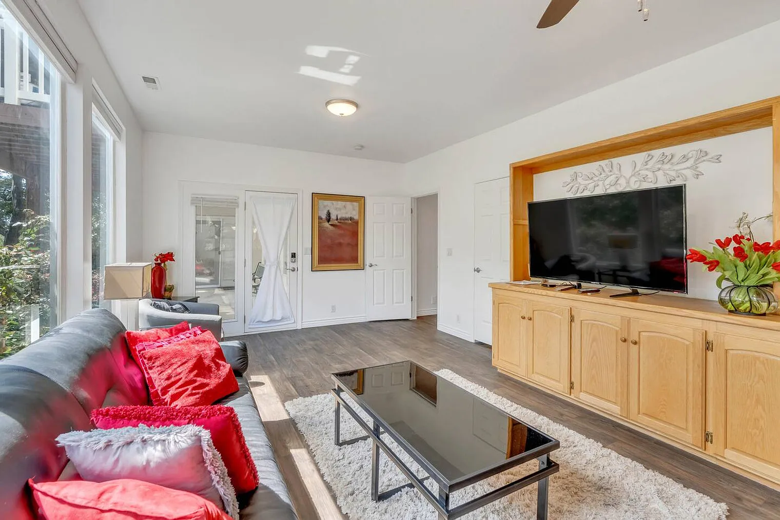2 bed, 1.0 bath, 1097 sqft, $3,142 — Photo 2