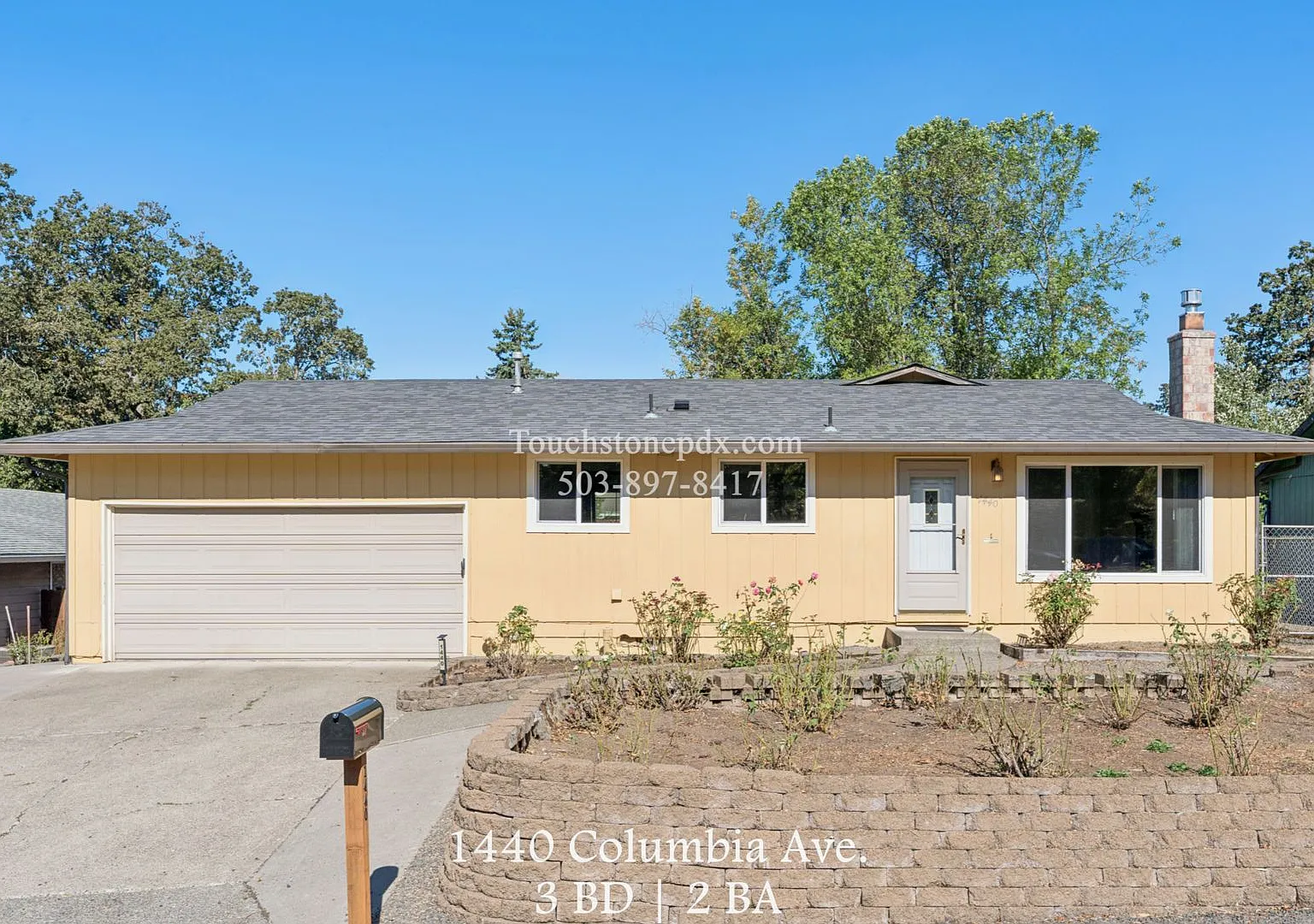 Gladstone 3BD/2BA Home with Large Yard, Shop, & 2 Car Garage — Photo 1