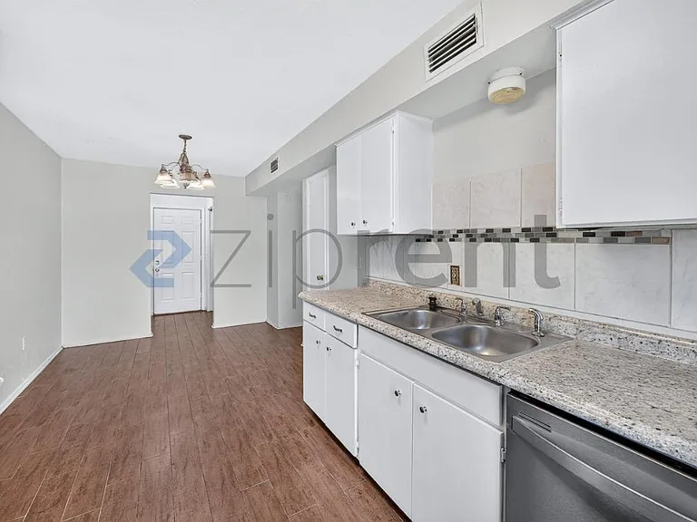 2207 Montclair Dr — Photo 13