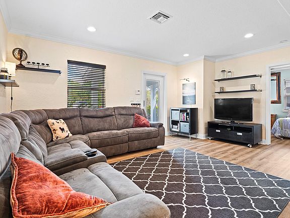 3rd image of 1325 NW 5th Avenue