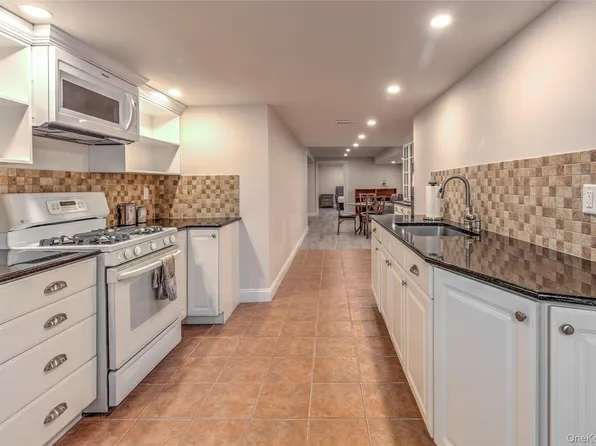 17 Cobbler Ln, East Setauket, NY 11733