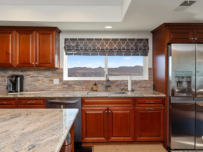 1234 E Tujunga Ave — Photo 16