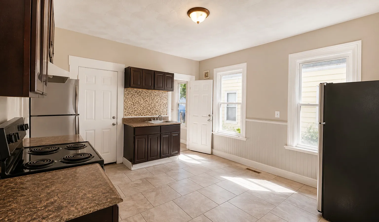 3 bed, 1100 sqft, $1,800 — Photo 2