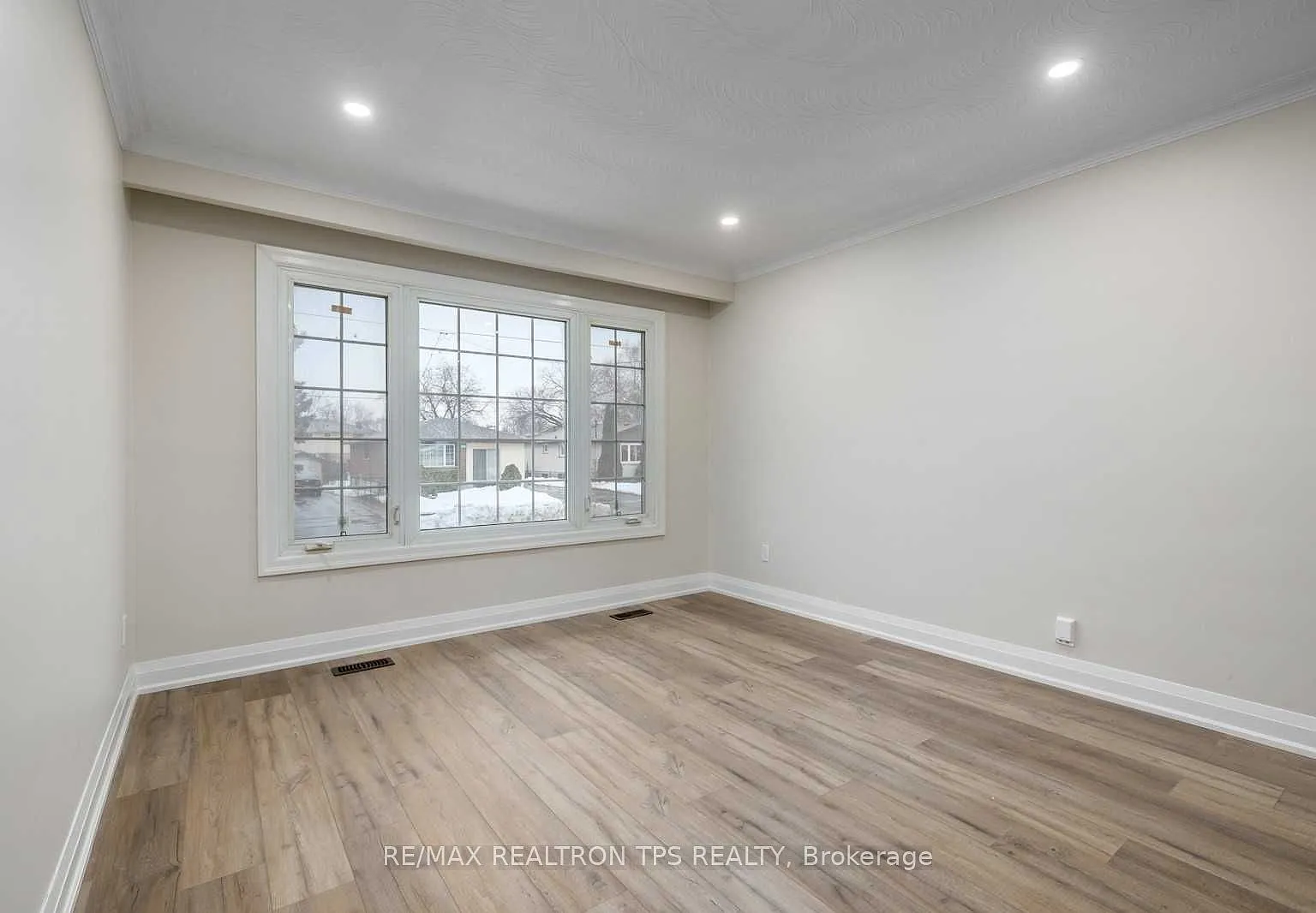 3 bed, $2,550 — Photo 2