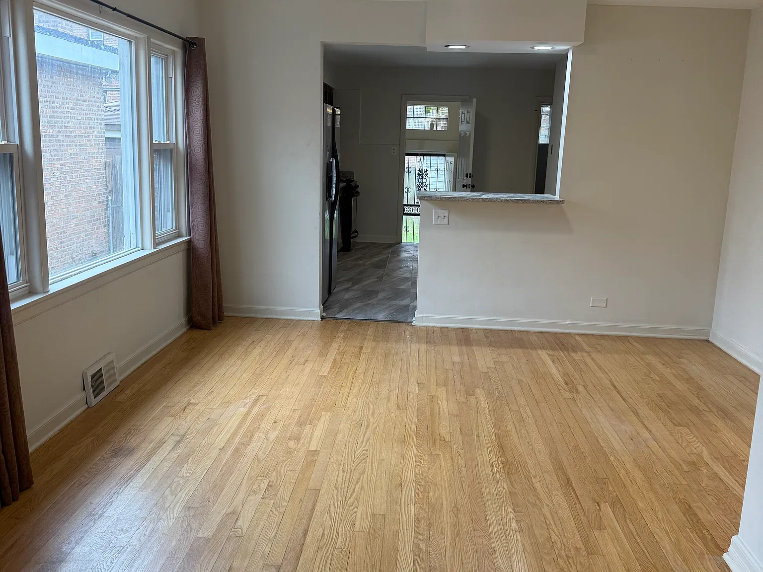 4 bed, 2500 sqft, $2,600 — Photo 4