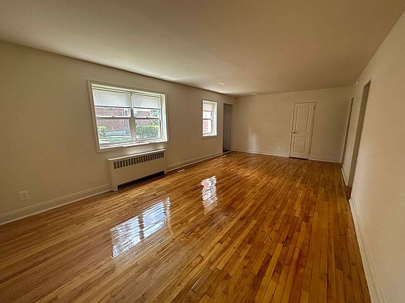 5th image of 10 Stratford Ave #1D