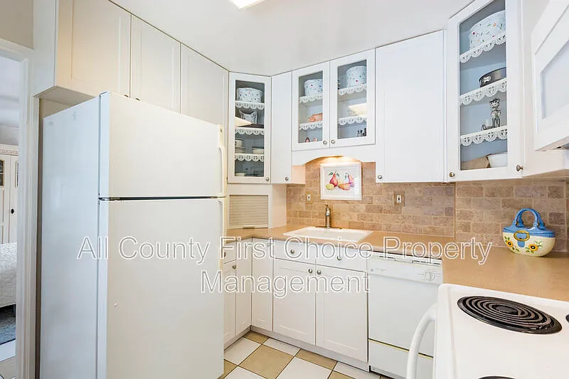 3 bed, 1.0 bath, 917 sqft, $2,395 — Photo 3