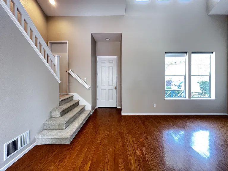 124 Northampton Ln — Photo 2