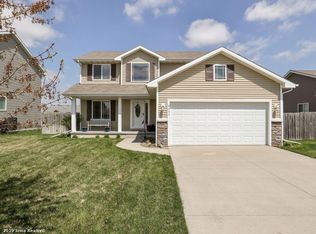9655 Davis Dr, West Des Moines, IA 50266