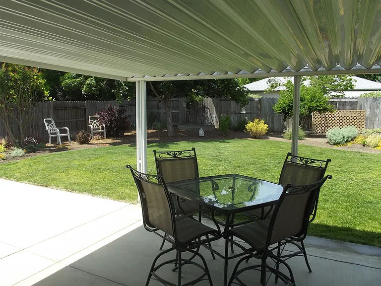 2122 Martin Dr — Photo 5