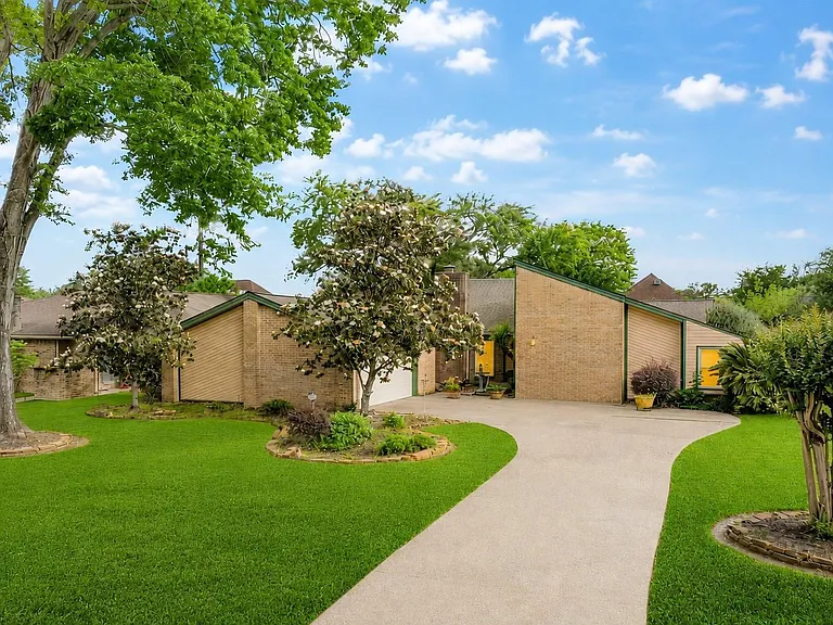 9006 Donys Dr — Photo 1